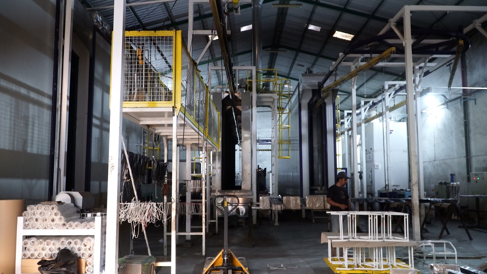 Workshop Eastmatix untuk fabrikasi dan coating tiang serta fence lapangan